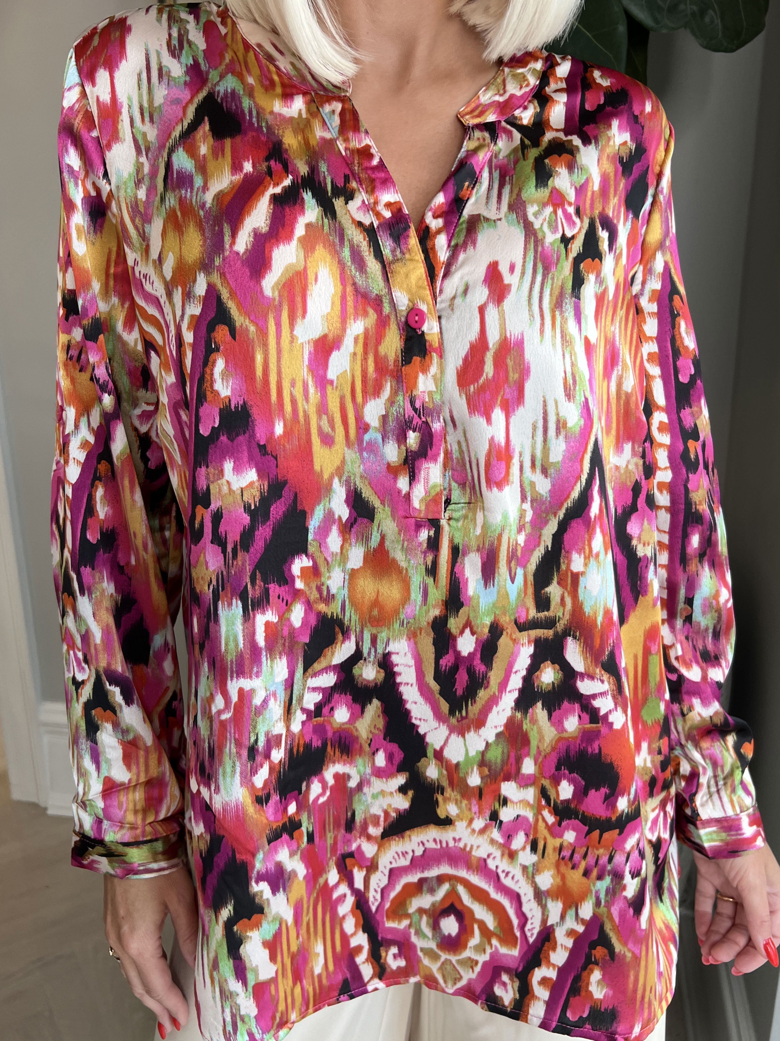 Leona - Mångfärgad mönstrad skjorta i silkeslook - Pink